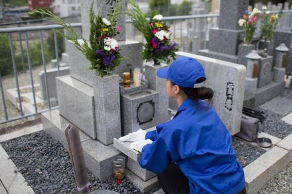 お墓管理なら便利屋さんの道しるべ